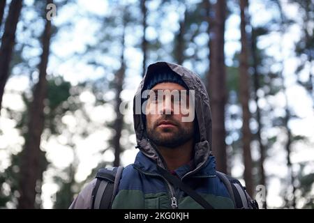 Dans le désert. Un beau jeune homme randonnée dans une forêt. Banque D'Images