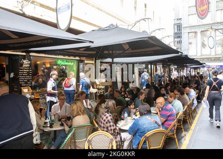 Melbourne Laneway, Victoria, les gens mangeant et dînant dans les cafés et les restaurants de Degraves Street, centre-ville de Melbourne, Australie Banque D'Images