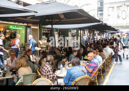 Melbourne Laneway, Victoria, les gens mangeant et dînant dans les cafés et les restaurants de Degraves Street, centre-ville de Melbourne, Australie Banque D'Images