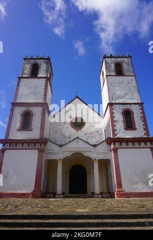 Vue rapprochée de la rue historique Cathédrale de Michael à Rikitea sur l'île de Mangareva, Polynésie française Banque D'Images