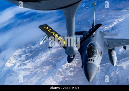 Un faucon de combat F-16 de la Force aérienne des États-Unis se met en place pour recevoir du carburant de la KC-135 Stratotanker de l'escadre de ravitaillement aérien 168th pendant LE DRAPEAU ROUGE Alaska 23-1 à la base aérienne d'Eielson, en Alaska, le 20 octobre 2022. RF-A est un exercice avancé d'entraînement au combat aérien de deux semaines qui vise à offrir un entraînement réaliste au combat aérien aux pilotes militaires et autres membres d'équipage de conduite des États-Unis et des pays alliés. Banque D'Images