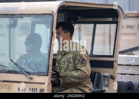 Des soldats affectés à la Delta Company, 1-229 Bataillon d'attaque, 16th Brigade de l'aviation de combat, remorquèrent un hélicoptère d'attaque Apache AH-64E à l'aérodrome de l'Armée Grey, Washington, le 20 octobre 2022. Les soldats se préparaient à s'entraîner avec des aviateurs à bord de l'hélicoptère C-17 Apache AH-64E pour les procédures de chargement et de déchargement. Banque D'Images