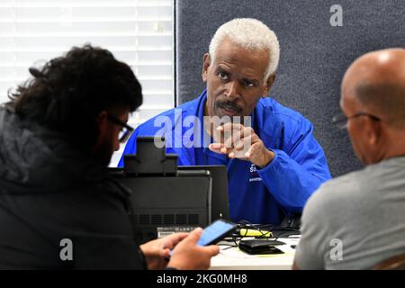 Naples, Floride, États-Unis--20 octobre 2022--les résidents locaux visitent un centre de reprise après sinistre dans le comté de collier au parc communautaire des anciens combattants et parlent à un spécialiste de l'administration des petites entreprises. Un certain nombre d'organismes locaux, d'État et fédéraux sont sur place pour aider les résidents touchés par l'ouragan Ian. Jocelyn Augustino/FEMA Banque D'Images