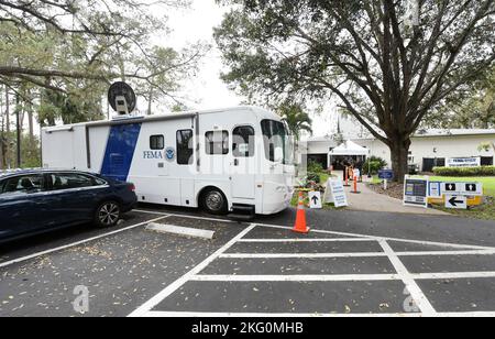 Naples, Floride, États-Unis--20 octobre 2022--les résidents locaux visitent un centre de reprise après sinistre dans le comté de collier au parc communautaire des anciens combattants. Un certain nombre d'organismes locaux, d'État et fédéraux sont sur place pour aider les résidents touchés par l'ouragan Ian. Jocelyn Augustino/FEMA Banque D'Images