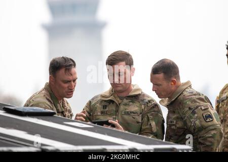 Les soldats affectés à la Delta Company, 1-229 Attack Battalion, 16th combat Aviation Brigade, passent en revue les documents électroniques alors qu'ils se préparent à charger un hélicoptère d'attaque Apache AH-64E à l'aérodrome de Gray Army, Washington, le 20 octobre 2022. Les soldats s'étaient formés avec des aviateurs à bord de l'hélicoptère Apache C-17 AH-64E pour les procédures de chargement et de déchargement. Banque D'Images