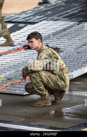 Les soldats affectés à la Delta Company, 1-229 Bataillon d'attaque, 16th Brigade de l'aviation de combat, se préparent à charger un hélicoptère d'attaque Apache AH-64E à l'aérodrome de l'Armée Grey, Washington, le 20 octobre 2022. Les soldats s'étaient formés avec des aviateurs à bord de l'hélicoptère Apache C-17 AH-64E pour les procédures de chargement et de déchargement. Banque D'Images