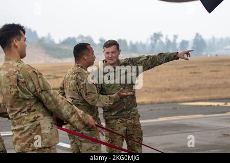 Les soldats affectés à la Delta Company, 1-229 Bataillon d'attaque, 16th Brigade de l'aviation de combat, se préparent à charger un hélicoptère d'attaque Apache AH-64E à l'aérodrome de l'Armée Grey, Washington, le 20 octobre 2022. Les soldats s'étaient formés avec des aviateurs à bord de l'hélicoptère Apache C-17 AH-64E pour les procédures de chargement et de déchargement. Banque D'Images