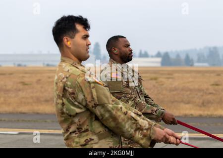 Les soldats affectés à la Delta Company, 1-229 Bataillon d'attaque, 16th Brigade de l'aviation de combat, se préparent à charger un hélicoptère d'attaque Apache AH-64E à l'aérodrome de l'Armée Grey, Washington, le 20 octobre 2022. Les soldats s'étaient formés avec des aviateurs à bord de l'hélicoptère Apache C-17 AH-64E pour les procédures de chargement et de déchargement. Banque D'Images