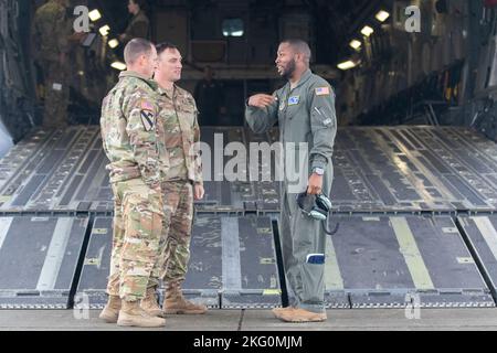 Les soldats affectés à la Delta Company, 1-229 Bataillon d'attaque, 16th Brigade de l'aviation de combat, se préparent à charger un hélicoptère d'attaque Apache AH-64E à l'aérodrome de l'Armée Grey, Washington, le 20 octobre 2022. Les soldats s'étaient formés avec des aviateurs à bord de l'hélicoptère Apache C-17 AH-64E pour les procédures de chargement et de déchargement. Banque D'Images