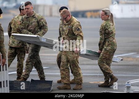 Les soldats affectés à la Delta Company, 1-229 Bataillon d'attaque, 16th Brigade de l'aviation de combat, se préparent à charger un hélicoptère d'attaque Apache AH-64E à l'aérodrome de l'Armée Grey, Washington, le 20 octobre 2022. Les soldats s'étaient formés avec des aviateurs à bord de l'hélicoptère Apache C-17 AH-64E pour les procédures de chargement et de déchargement. Banque D'Images