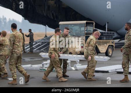 Les soldats affectés à la Delta Company, 1-229 Bataillon d'attaque, 16th Brigade de l'aviation de combat, se préparent à charger un hélicoptère d'attaque Apache AH-64E à l'aérodrome de l'Armée Grey, Washington, le 20 octobre 2022. Les soldats s'étaient formés avec des aviateurs à bord de l'hélicoptère Apache C-17 AH-64E pour les procédures de chargement et de déchargement. Banque D'Images