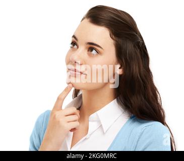 Se demander ce que l'avenir réserve. Belle jeune femme avec son doigt sur son menton tout en pensant. Banque D'Images