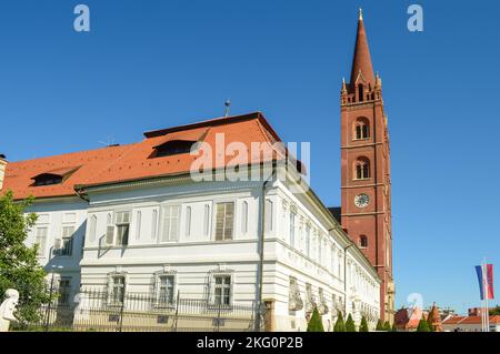 La cathédrale de Đakovo ou basilique de la cathédrale Saint-Pierre est la cathédrale de l'archidiocèse catholique romain de Đakovo-Osijek à Đakovo, en Croatie. Banque D'Images