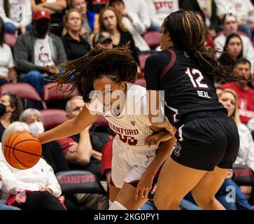 Mauves Pavilion Stanford, CA. 20th novembre 2022. CA, États-Unis la garde de Stanford Haley Jones (30) se dirige vers le panier lors du match NCAA Women's Basketball entre les Gamecocks de Caroline du Sud et le Cardinal de Stanford. La Caroline du Sud a battu Stanford 76-71 en heures supplémentaires au Maples Pavilion Stanford, en Californie. Thurman James /CSM/Alamy Live News Banque D'Images