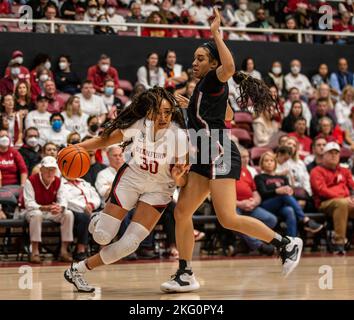 Mauves Pavilion Stanford, CA. 20th novembre 2022. CA, États-Unis la garde de Stanford Haley Jones (30) se dirige vers le panier lors du match NCAA Women's Basketball entre les Gamecocks de Caroline du Sud et le Cardinal de Stanford. La Caroline du Sud a battu Stanford 76-71 en heures supplémentaires au Maples Pavilion Stanford, en Californie. Thurman James /CSM/Alamy Live News Banque D'Images