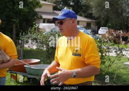 Bonita Springs, Floride, États-Unis - (oct 20, 2022) - le bénévole de la Convention baptiste du Sud parle à d'autres bénévoles du plan d'enlèvement des planchers et des murs qui ont été endommagés pendant l'ouragan Ian. Austin Boone/FEMA Banque D'Images