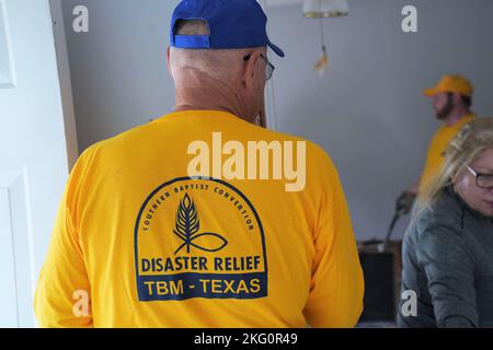 Bonita Springs, Floride, États-Unis - (oct 20, 2022) - les bénévoles et les partenaires de la Convention baptiste du Sud, Texas Baptist Men, aident les survivants en enlevant les planchers et les murs qui ont été endommagés pendant l'ouragan Ian. Austin Boone/FEMA Banque D'Images