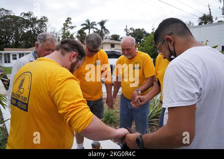 Bonita Springs, Floride, États-Unis - (oct 20, 2022) - volontaires et partenaires de la Convention baptiste du Sud, Texas Baptist Men, priant avec un survivant. Banque D'Images