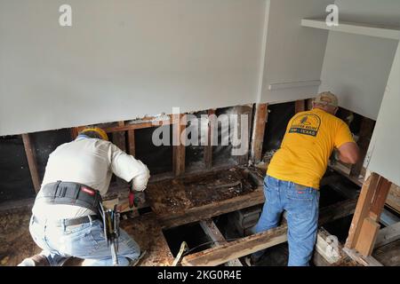 Bonita Springs, Floride, États-Unis - (oct 20, 2022) - les bénévoles et les partenaires de la Convention baptiste du Sud, Texas Baptist Men, aident les survivants en enlevant les planchers et les murs qui ont été endommagés pendant l'ouragan Ian. Austin Boone/FEMA Banque D'Images