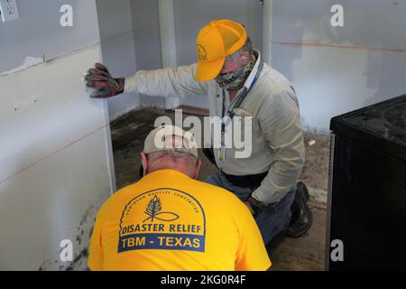 Bonita Springs, Floride, États-Unis - (oct 20, 2022) - les bénévoles et les partenaires de la Convention baptiste du Sud, Texas Baptist Men, aident les survivants en enlevant les planchers et les murs qui ont été endommagés pendant l'ouragan Ian. Austin Boone/FEMA Banque D'Images