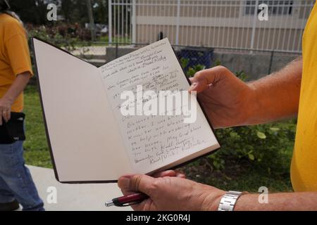 Bonita Springs, Floride, États-Unis - (oct 20, 2022) - les bénévoles et les partenaires de la Convention baptiste du Sud, les hommes baptistes du Texas, donnent une bible signée à un survivant après les avoir aidé à enlever les débris de leur maison. Austin Boone/FEMA Banque D'Images