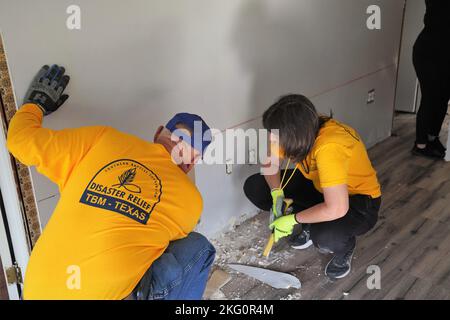 Bonita Springs, Floride, États-Unis - (oct 20, 2022) - les bénévoles et les partenaires de la Convention baptiste du Sud, Texas Baptist Men, aident les survivants en enlevant les planchers et les murs qui ont été endommagés pendant l'ouragan Ian. Austin Boone/FEMA Banque D'Images