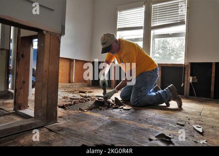 Bonita Springs, Floride, États-Unis - (oct 20, 2022) - les bénévoles et les partenaires de la Convention baptiste du Sud, Texas Baptist Men, aident les survivants en enlevant les planchers et les murs qui ont été endommagés pendant l'ouragan Ian. Austin Boone/FEMA Banque D'Images