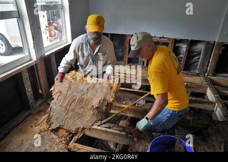 Bonita Springs, Floride, États-Unis - (oct 20, 2022) - les bénévoles et les partenaires de la Convention baptiste du Sud, Texas Baptist Men, aident les survivants en enlevant les planchers et les murs qui ont été endommagés pendant l'ouragan Ian. Austin Boone/FEMA Banque D'Images