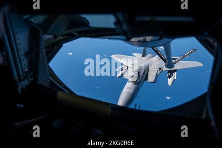 Un F-15C Eagle, affecté à la 125th Fighter Wing, la 125th Fighter Wing de la Garde nationale aérienne de Jacksonville a reçu du carburant d’un KC-135 Stratotanker affecté à la MacDill Air Force base, en Floride, au-dessus du sud-est des États-Unis, Oct. 20, 2022. Le KC-135 est capable de transférer plus de carburant dans son boom en huit minutes qu'une pompe de station-service ne pourrait pomper en 24 heures. 125th Fighter Wing, 927th Air ravitaillement Squadron, INNOVATION, MacDill Air Force base, Université de Floride du Sud, ingénierie, Banque D'Images