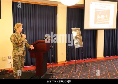 Aumônier (Lt. Coll.) Amy Noble, aumônier de la garnison de fort McCoy, offre la bénédiction le 20 octobre 2022, pendant le mois de sensibilisation à l'emploi pour personnes handicapées de fort McCoy, au Centre communautaire McCoy, à l'installation. Des dizaines de personnes ont assisté à l'événement. Don Weber, PDG et fondateur de Weber Health Logistics et fondateur de Logistics Health Incorporated (LHI — maintenant OptumServe Health Services) de la Crosse, Wisconsin, a été le conférencier invité pour l'événement. Banque D'Images