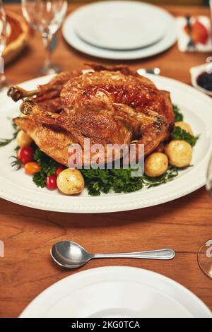 Repas, dinde et fête de Thanksgiving à table sans personne, déjeuner ou dîner mis en place dans la maison de famille. Viande, poulet et repas sain pour célébrer Banque D'Images