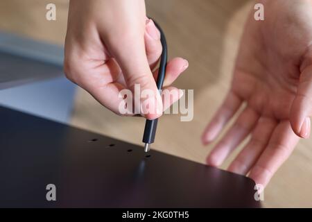 Femme mains connectant l'écran de l'ordinateur portable à l'aide du câble Banque D'Images