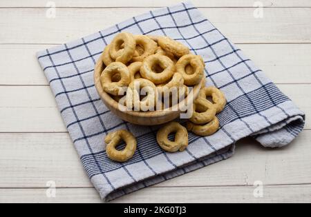 Taralli alla pugliese avec de l'huile d'olive extra vierge. En-cas italien traditionnel, taralli Banque D'Images