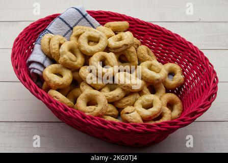 Taralli alla pugliese avec de l'huile d'olive extra vierge. En-cas italien traditionnel, taralli Banque D'Images