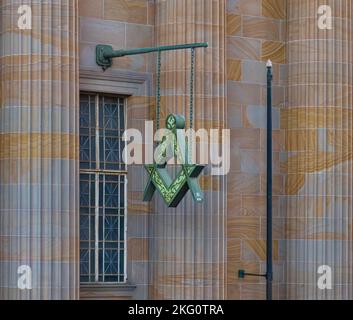 Un symbole de maçons verts accroché à un mur de grès à l'extérieur du pavillon. Banque D'Images