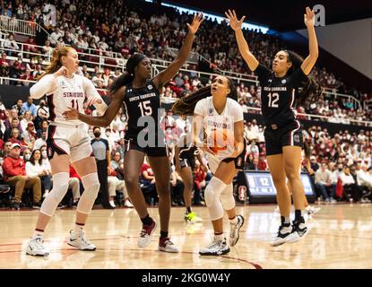 Mauves Pavilion Stanford, CA. 20th novembre 2022. CA, États-Unis la garde de Stanford Haley Jones (30) se dirige vers le panier lors du match NCAA Women's Basketball entre les Gamecocks de Caroline du Sud et le Cardinal de Stanford. La Caroline du Sud a battu Stanford 76-71 en heures supplémentaires au Maples Pavilion Stanford, en Californie. Thurman James /CSM/Alamy Live News Banque D'Images