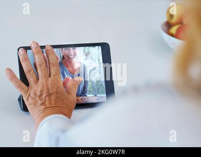 La distance fait que le cœur grandit fonder. Vision d'une femme âgée dans une vidéo converce avec son petit-enfant. Banque D'Images