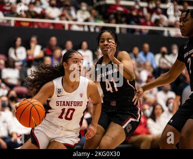 Mauves Pavilion Stanford, CA. 20th novembre 2022. CA, États-Unis la garde de Stanford Talana Lepolo (10) va à l'hoop pendant le NCAA Women's Basketball jeu entre les Gamecocks de Caroline du Sud et le Cardinal de Stanford. La Caroline du Sud a battu Stanford 76-71 en heures supplémentaires au Maples Pavilion Stanford, en Californie. Thurman James /CSM/Alamy Live News Banque D'Images