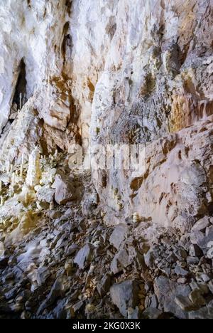 magnifique mur de roche à la grotte d'ursus, roumanie. magnifique fond de nature Banque D'Images