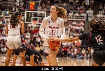 Mauves Pavilion Stanford, CA. 20th novembre 2022. CA, États-Unis l'avant de Stanford Brooke Demeter (21) va au panier pendant le jeu NCAA Women's Basketball entre les Gamecocks de Caroline du Sud et le Cardinal de Stanford. La Caroline du Sud a battu Stanford 76-71 en heures supplémentaires au Maples Pavilion Stanford, en Californie. Thurman James /CSM/Alamy Live News Banque D'Images