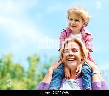 Les grands-parents ne sont jamais à court de câlins. Portrait d'une grand-mère heureuse tenant son petit-enfant sur ses épaules. Banque D'Images