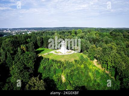 La vue aérienne du monument des trois croix entouré d'arbres sous le ciel nuageux dans le parc Kalnai Banque D'Images