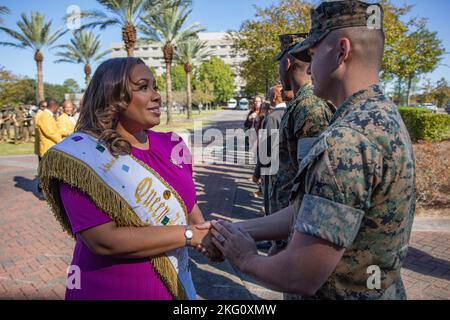 Le Dr Christy Spears, nouvelle reine de Zulu pour Mardi gras 2023, se serre la main avec les Marines le 20 octobre 2022, à l'installation de soutien du corps des Marines de la Nouvelle-Orléans. Le Roi et la Reine de Zulu font partie du Club d'aide sociale et de plaisir de Zulu qui participe activement aux communautés locales et à Mardi gras. Chaque année, un nouveau roi et une nouvelle reine de zoulou sont élus parmi les membres de l'organisation pour honorer l'engagement et le dévouement de l'un de leurs collègues de longue date. Banque D'Images