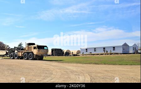 Les soldats de la 461st Engineer Company, 367th Engineer Battalion, 372nd Engineer Brigade, 416th Theatre Engineer Command, travaillent sur un projet de troupe le 20 octobre 2022, pour construire des immeubles de bureaux dans la zone de soutien logistique Liberty, sur North Post, à fort McCoy, au Wisconsin. Le 461st, une unité de la Réserve de l'Armée, Fait partie des nombreuses unités d'ingénieurs de l'Armée de terre qui travaillent sur le projet de troupe en 2022 à fort McCoy. Larry Morrow, coordonnateur des projets de troupes de fort McCoy, a déclaré que le fait d'avoir terminé les projets de troupes aide les unités d'ingénieurs à obtenir la formation dont elles ont besoin et, à son tour, l'installation reçoit des améliorations de base et de qualité de vie grâce à Banque D'Images