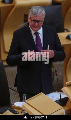 Photo du dossier datée du 10/06/20, le secrétaire au Tourisme Fergus Ewing a fait une déclaration sur le coronavirus dans la salle de débat du Parlement écossais à Édimbourg. L'ancien ministre de l'énergie, Fergus Ewing, fait partie d'un groupe de prestataires de services publics qui défient les ministres à propos du « manque d'ambition globale » pour l'énergie solaire en Écosse. Date de publication : lundi 21 novembre 2022. Banque D'Images