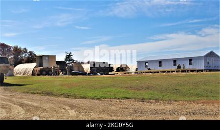 Les soldats de la 461st Engineer Company, 367th Engineer Battalion, 372nd Engineer Brigade, 416th Theatre Engineer Command, travaillent sur un projet de troupe le 20 octobre 2022, pour construire des immeubles de bureaux dans la zone de soutien logistique Liberty, sur North Post, à fort McCoy, au Wisconsin. Le 461st, une unité de la Réserve de l'Armée, Fait partie des nombreuses unités d'ingénieurs de l'Armée de terre qui travaillent sur le projet de troupe en 2022 à fort McCoy. Larry Morrow, coordonnateur des projets de troupes de fort McCoy, a déclaré que le fait d'avoir terminé les projets de troupes aide les unités d'ingénieurs à obtenir la formation dont elles ont besoin et, à son tour, l'installation reçoit des améliorations de base et de qualité de vie grâce à Banque D'Images