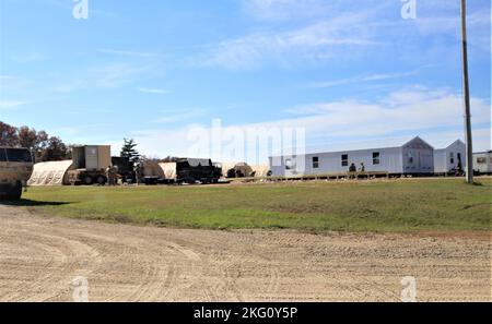 Les soldats de la 461st Engineer Company, 367th Engineer Battalion, 372nd Engineer Brigade, 416th Theatre Engineer Command, travaillent sur un projet de troupe le 20 octobre 2022, pour construire des immeubles de bureaux dans la zone de soutien logistique Liberty, sur North Post, à fort McCoy, au Wisconsin. Le 461st, une unité de la Réserve de l'Armée, Fait partie des nombreuses unités d'ingénieurs de l'Armée de terre qui travaillent sur le projet de troupe en 2022 à fort McCoy. Larry Morrow, coordonnateur des projets de troupes de fort McCoy, a déclaré que le fait d'avoir terminé les projets de troupes aide les unités d'ingénieurs à obtenir la formation dont elles ont besoin et, à son tour, l'installation reçoit des améliorations de base et de qualité de vie grâce à Banque D'Images