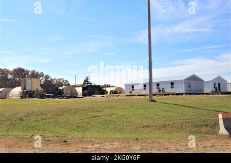 Les soldats de la 461st Engineer Company, 367th Engineer Battalion, 372nd Engineer Brigade, 416th Theatre Engineer Command, travaillent sur un projet de troupe le 20 octobre 2022, pour construire des immeubles de bureaux dans la zone de soutien logistique Liberty, sur North Post, à fort McCoy, au Wisconsin. Le 461st, une unité de la Réserve de l'Armée, Fait partie des nombreuses unités d'ingénieurs de l'Armée de terre qui travaillent sur le projet de troupe en 2022 à fort McCoy. Larry Morrow, coordonnateur des projets de troupes de fort McCoy, a déclaré que le fait d'avoir terminé les projets de troupes aide les unités d'ingénieurs à obtenir la formation dont elles ont besoin et, à son tour, l'installation reçoit des améliorations de base et de qualité de vie grâce à Banque D'Images