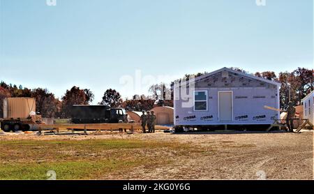 Les soldats de la 461st Engineer Company, 367th Engineer Battalion, 372nd Engineer Brigade, 416th Theatre Engineer Command, travaillent sur un projet de troupe le 20 octobre 2022, pour construire des immeubles de bureaux dans la zone de soutien logistique Liberty, sur North Post, à fort McCoy, au Wisconsin. Le 461st, une unité de la Réserve de l'Armée, Fait partie des nombreuses unités d'ingénieurs de l'Armée de terre qui travaillent sur le projet de troupe en 2022 à fort McCoy. Larry Morrow, coordonnateur des projets de troupes de fort McCoy, a déclaré que le fait d'avoir terminé les projets de troupes aide les unités d'ingénieurs à obtenir la formation dont elles ont besoin et, à son tour, l'installation reçoit des améliorations de base et de qualité de vie grâce à Banque D'Images