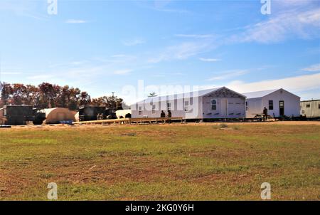 Les soldats de la 461st Engineer Company, 367th Engineer Battalion, 372nd Engineer Brigade, 416th Theatre Engineer Command, travaillent sur un projet de troupe le 20 octobre 2022, pour construire des immeubles de bureaux dans la zone de soutien logistique Liberty, sur North Post, à fort McCoy, au Wisconsin. Le 461st, une unité de la Réserve de l'Armée, Fait partie des nombreuses unités d'ingénieurs de l'Armée de terre qui travaillent sur le projet de troupe en 2022 à fort McCoy. Larry Morrow, coordonnateur des projets de troupes de fort McCoy, a déclaré que le fait d'avoir terminé les projets de troupes aide les unités d'ingénieurs à obtenir la formation dont elles ont besoin et, à son tour, l'installation reçoit des améliorations de base et de qualité de vie grâce à Banque D'Images